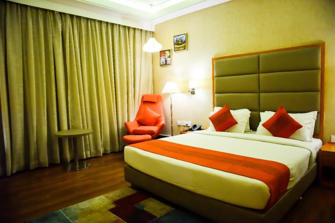 Dng The Grand Hotel Kanpur Bagian luar foto