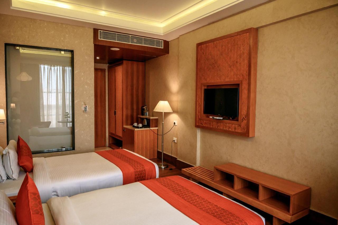 Dng The Grand Hotel Kanpur Bagian luar foto